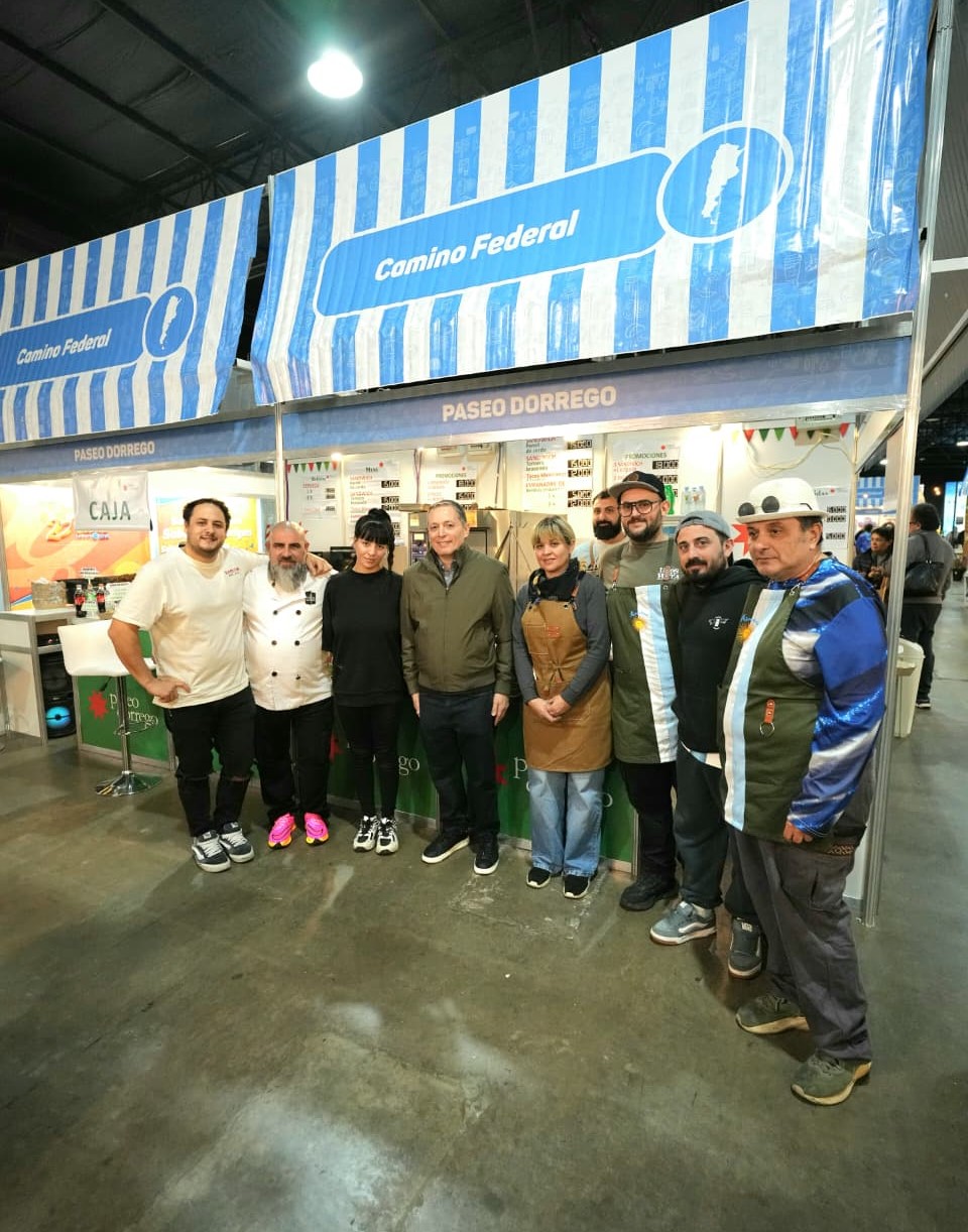 1008968685.jpg FERNANDO GRAY ACOMPAÑÓ A EMPRENDEDORES DE ESTEBAN ECHEVERRÍA EN LA FERIA «CAMINOS Y SABORES»