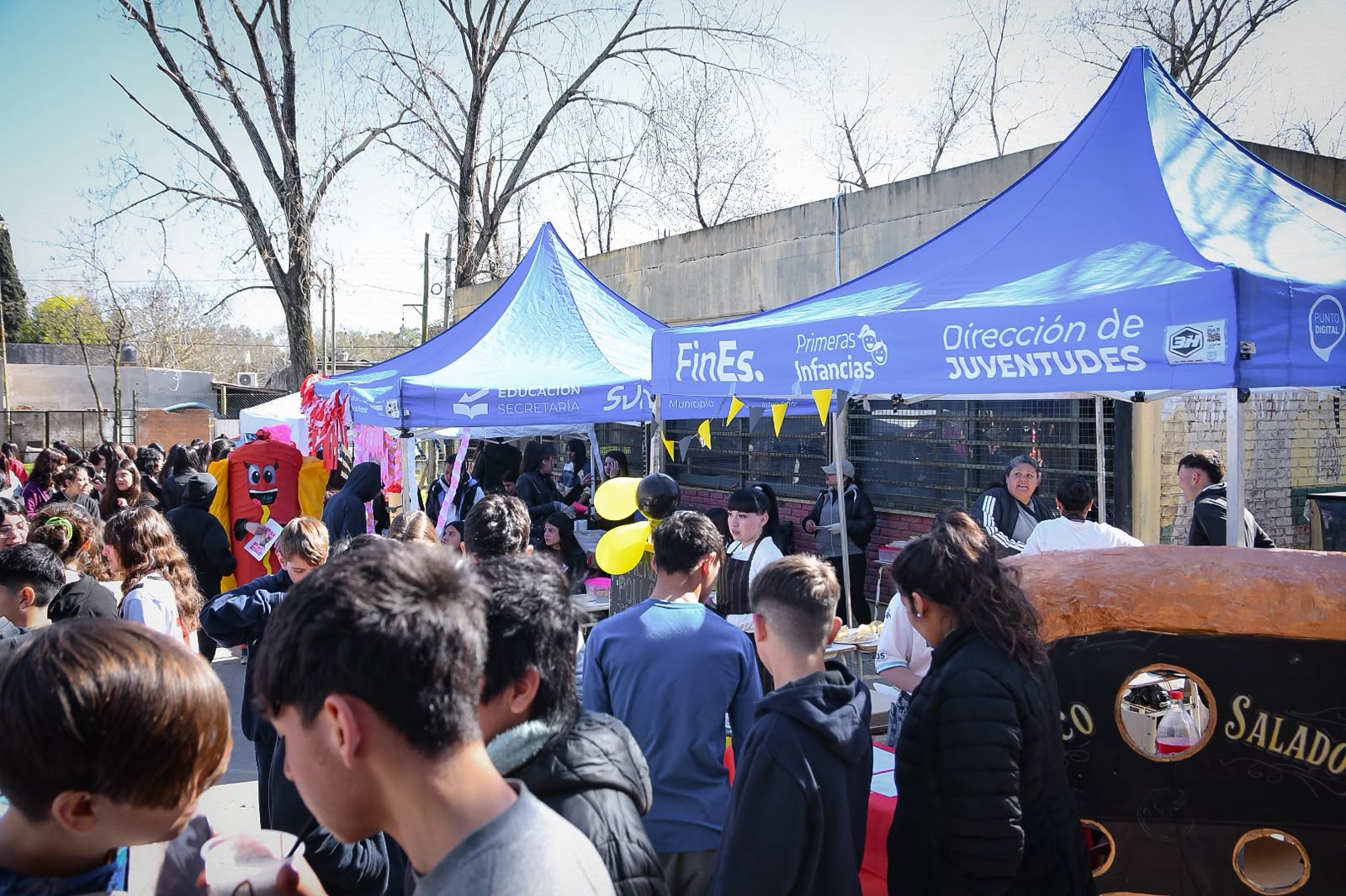 Estudiantes de San Vicente pusieron a prueba el mundo laboral en la 14° Muestra de «Empresas Simuladas»