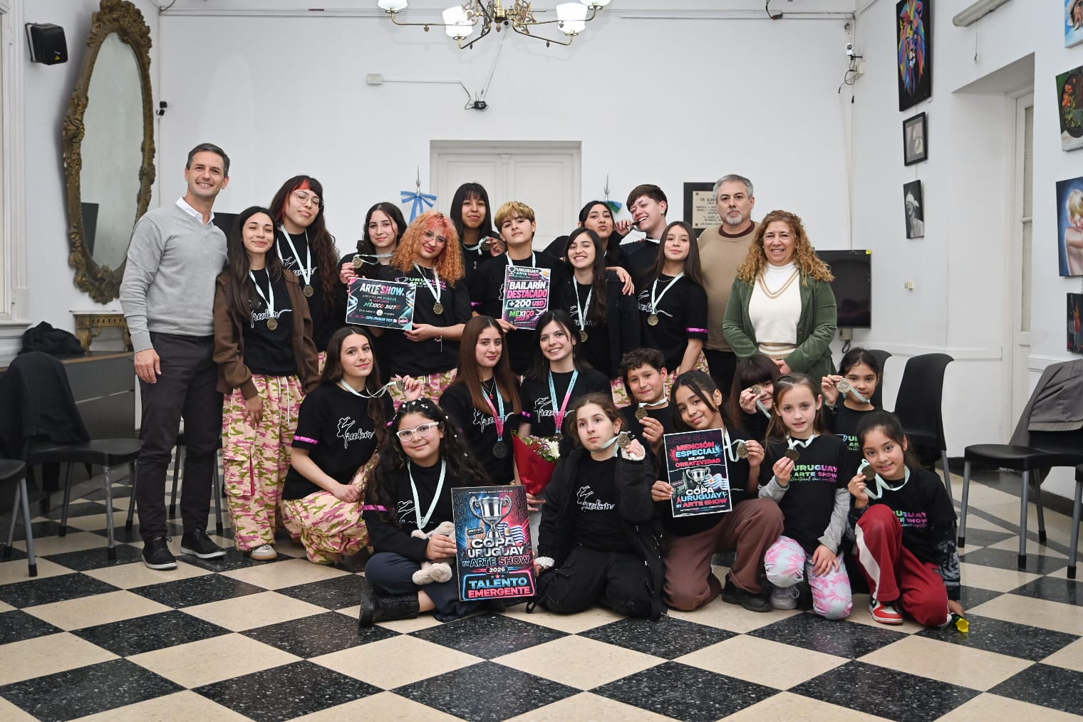 Reconocimiento a bailarines locales tras sus logros internacionales