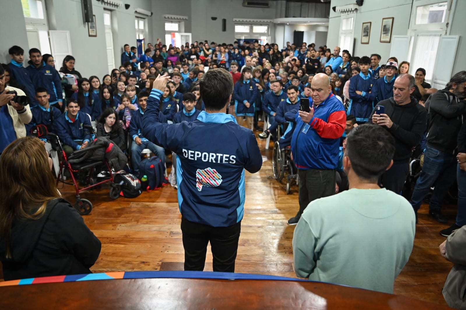 Mantegazza entregó la indumentaria a la delegación que participará en los Juegos Bonaerenses 2026