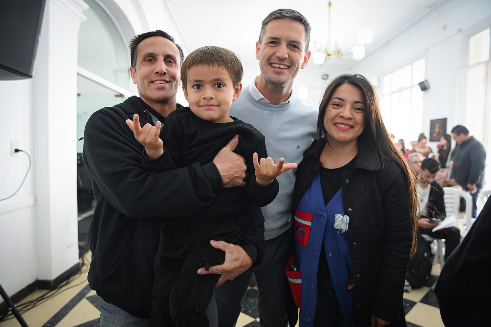 185 familias avanzan en la firma de escritura en el barrio Papa Francisco