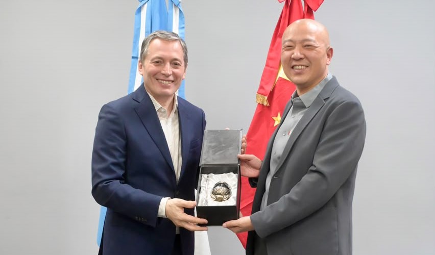 FERNANDO GRAY RECIBIÓ A UNA MISIÓN DE EMPRESARIOS CHINOS INTERESADOS EN INVERTIR EN ESTEBAN ECHEVERRÍA