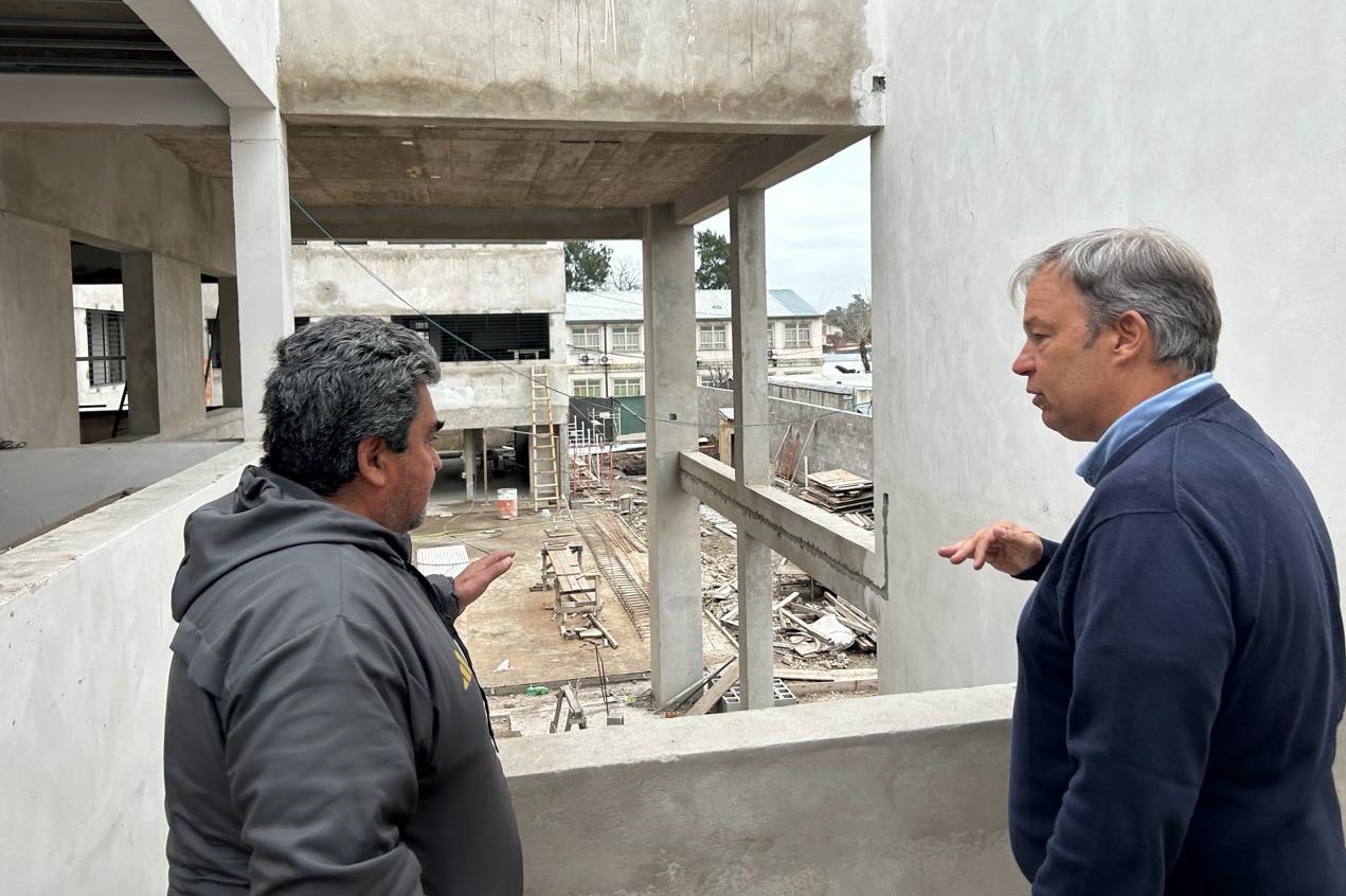 CASCALLARES RECORRIÓ LOS AVANCES DE LA OBRA DEL NUEVO EDIFICIO DE LA ESCUELA SECUNDARIA N° 26 EN GLEW