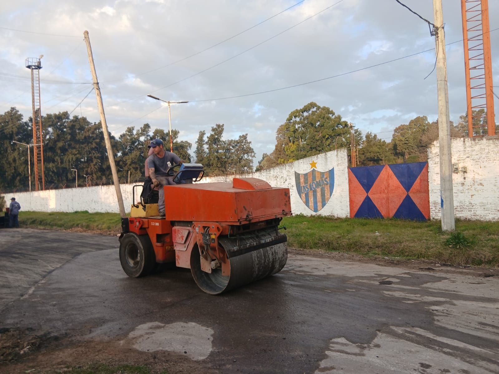 PRESIDENTE PERÓN: AVANZAN TRABAJOS DE BACHEO Y REPARACIÓN VIAL EN EL BARRIO SANTA TERESITA