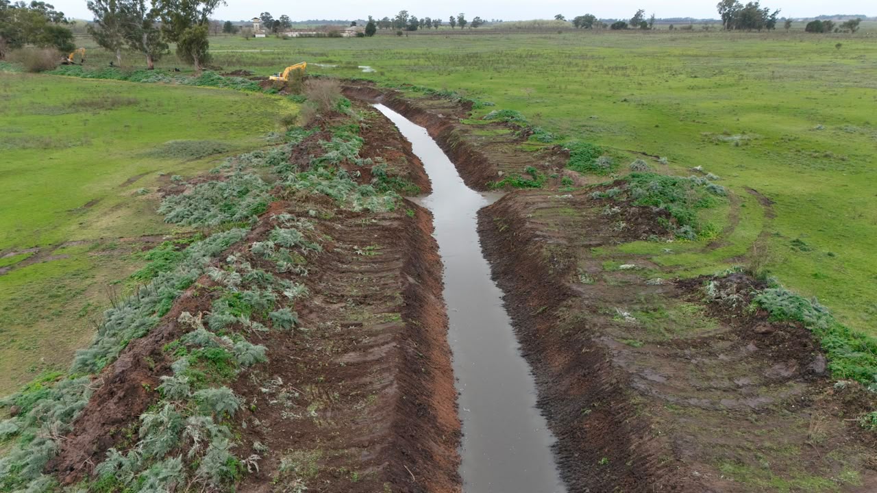 EL MUNICIPIO PERONENSE JUNTO AL GOBIERNO BONAERENSE REALIZARON OBRAS DE SANEAMIENTO EN EL CANAL Nº 3