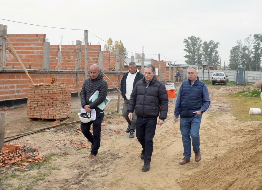 695d3123-c05a-6faf-a475-65672e2a5135.jpeg FERNANDO GRAY RECORRIÓ LAS OBRAS DEL NUEVO EDIFICIO DE LA ESCUELA SECUNDARIA N° 43 DE MONTE GRANDE