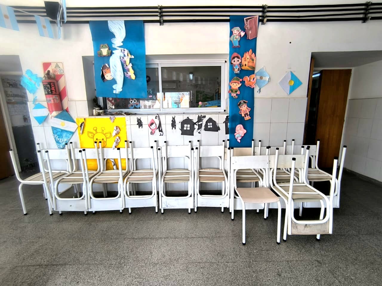 EL CONSEJO ESCOLAR ENTREGÓ 60 SILLAS REPARADAS Y PINTADAS A LA ESCUELA PRIMARIA N° 5 “9 DE JULIO”