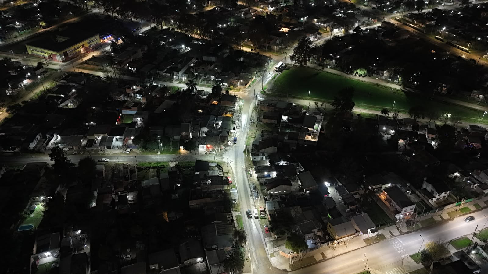 834e5c8d-803c-42f7-a11c-0472c2961bff.jpg RECAMBIO DE LUMINARIAS: SE SUMARON 29 EQUIPOS LED ENTRE LOS BARRIOS LOS PINOS ESTE Y EL ROBLE