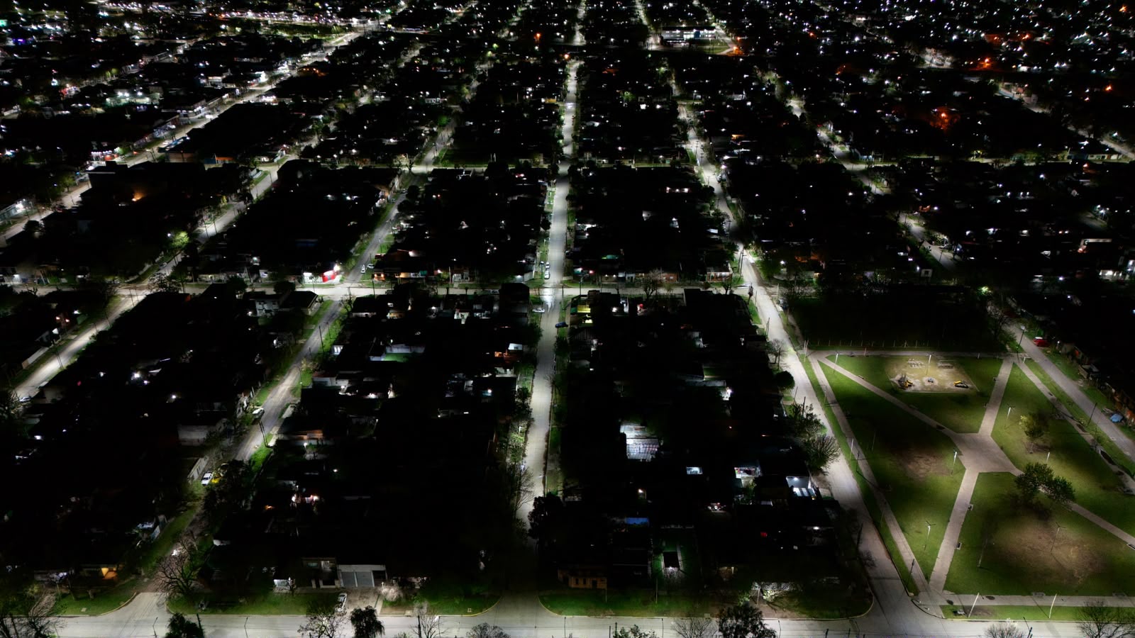 EL MUNICIPIO RENOVÓ EL PARQUE LUMÍNICO EN EL BARRIO LA YAYA CON TECNOLOGÍA LED