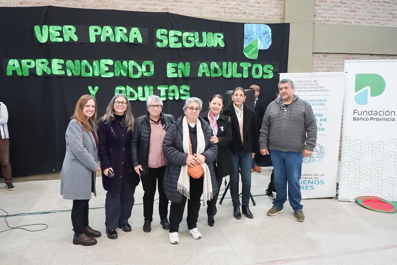 Entregaron más de 500 anteojos a estudiantes adultos en Presidente Perón