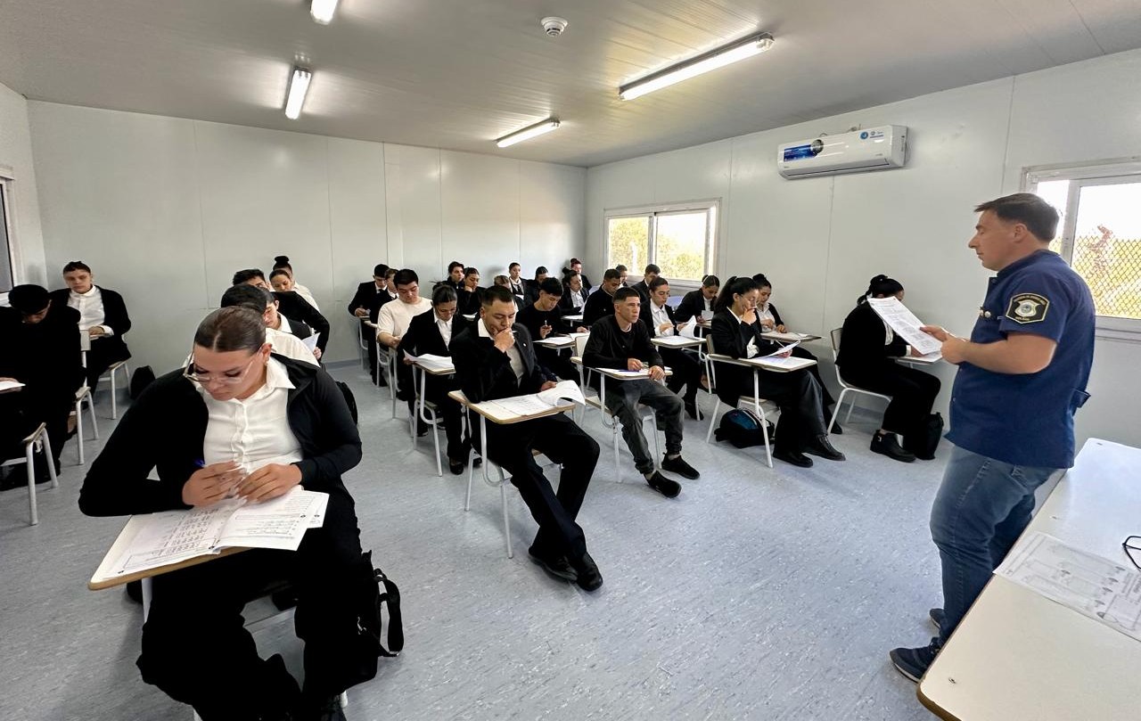 EL MUNICIPIO ACOMPAÑA A 700 ASPIRANTES A POLICÍAS BROWNIANOS QUE RINDEN SU EXAMEN