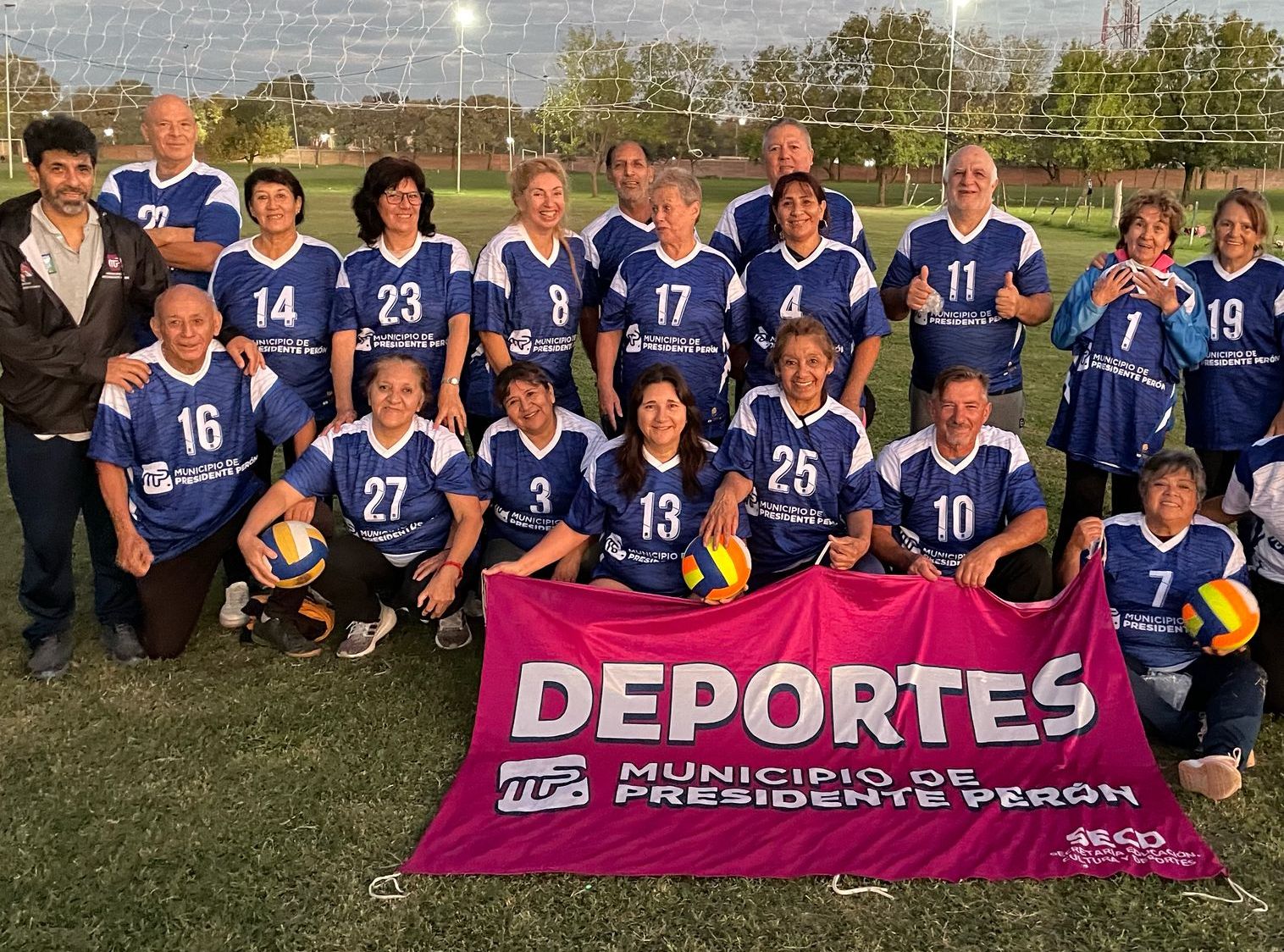 LA GESTIÓN DE BLANCA CANTERO ENTREGÓ CAMISETAS OFICIALES AL PRIMER EQUIPO MUNICIPAL DE NEWCOM