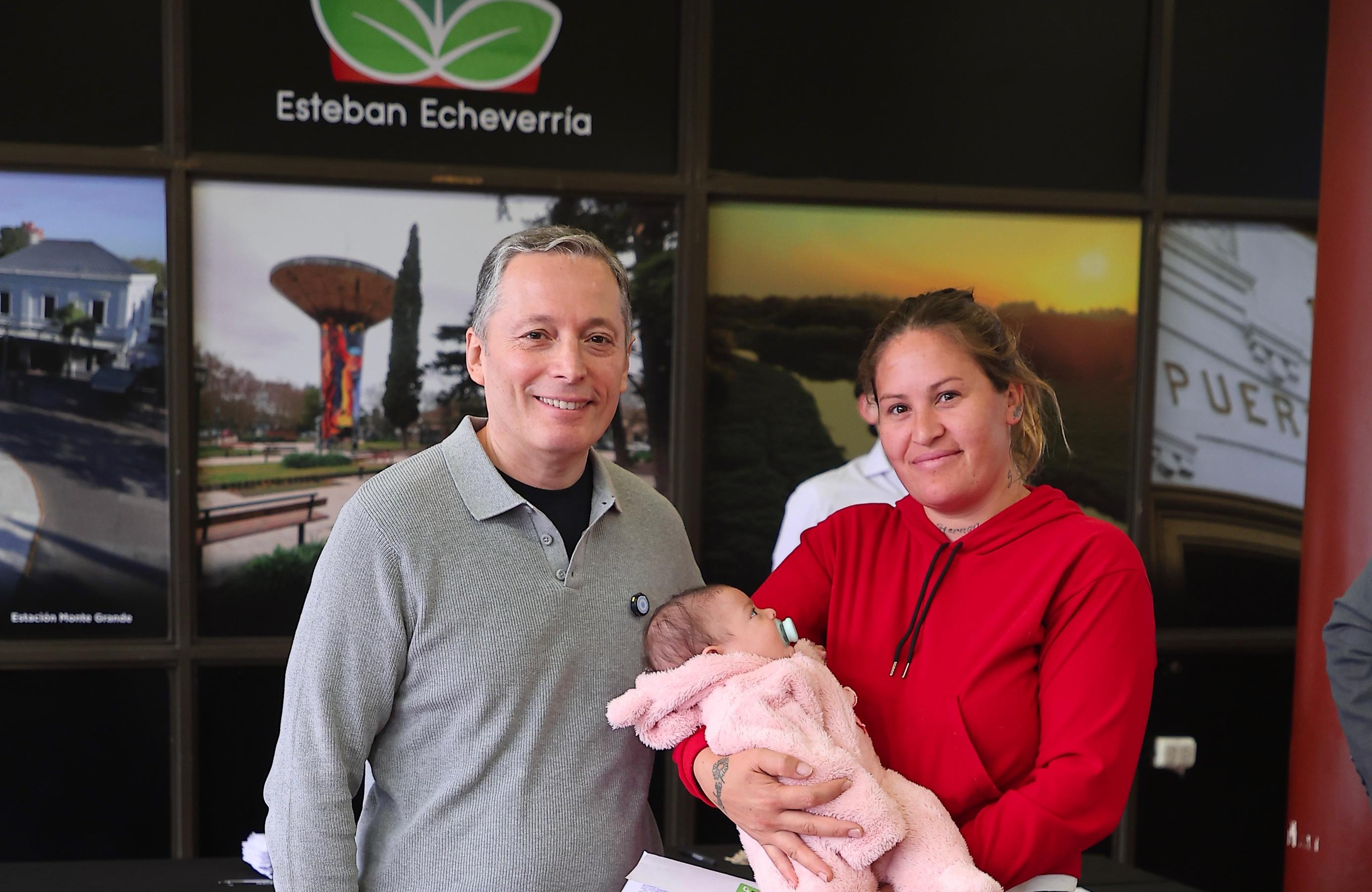 FERNANDO GRAY ENTREGÓ TARJETAS DEL PLAN MÁS VIDA A FAMILIAS DE ESTEBAN ECHEVERRÍA