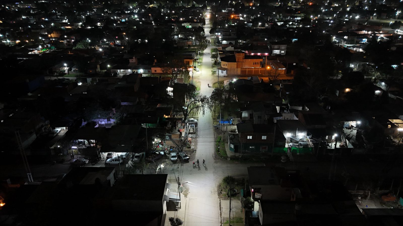 daaadadf-af4a-4a86-b5b0-1a290042692c.jpg El Municipio de Presidente Perón avanza con la modernización del alumbrado público: se instalaron 50 nuevas luminarias LED en la calle 129