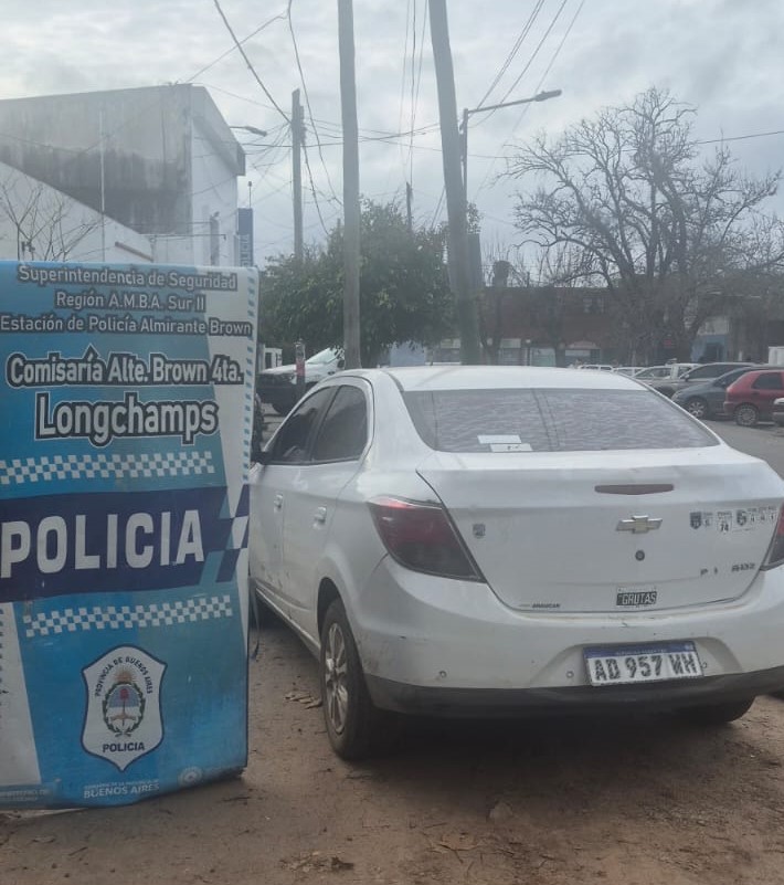 LONGCHAMPS: GRACIAS A LAS CÁMARAS DEL MUNICIPIO DETIENEN A DOS DELINCUENTES QUE CIRCULABAN EN UN AUTO ROBADO