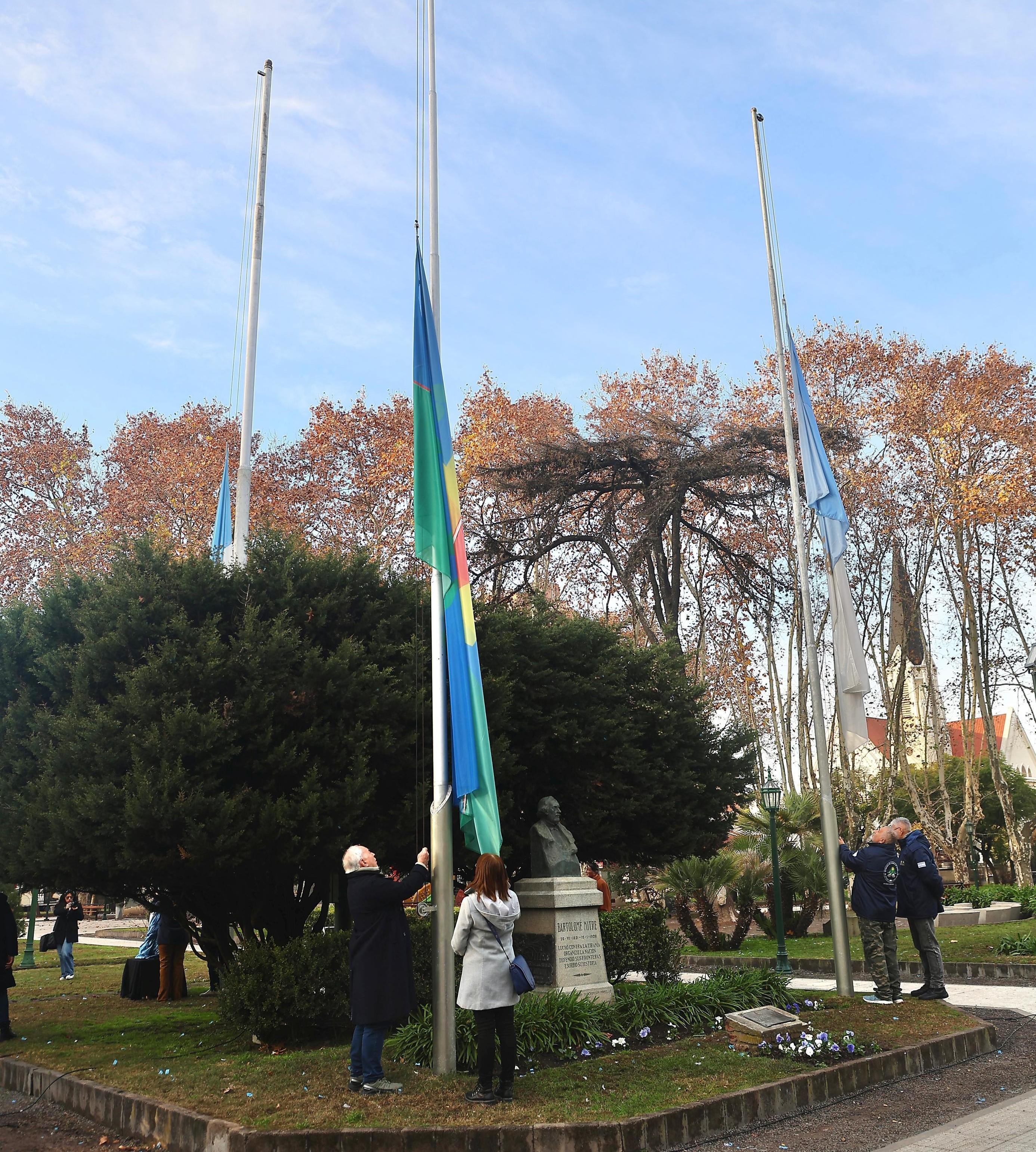 fefbe2de-35d3-ba6e-f529-213e4d07bc45.jpeg FERNANDO GRAY ENCABEZÓ EL ACTO POR EL DÍA DE LA BANDERA EN ESTEBAN ECHEVERRÍA