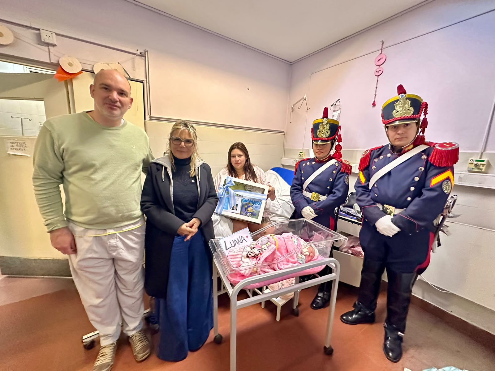 GRANADEROS ENTREGARON AJUARES SANMARTINIANOS A DOS BEBÉS BROWNIANOS NACIDOS EL 24 DE AGOSTO