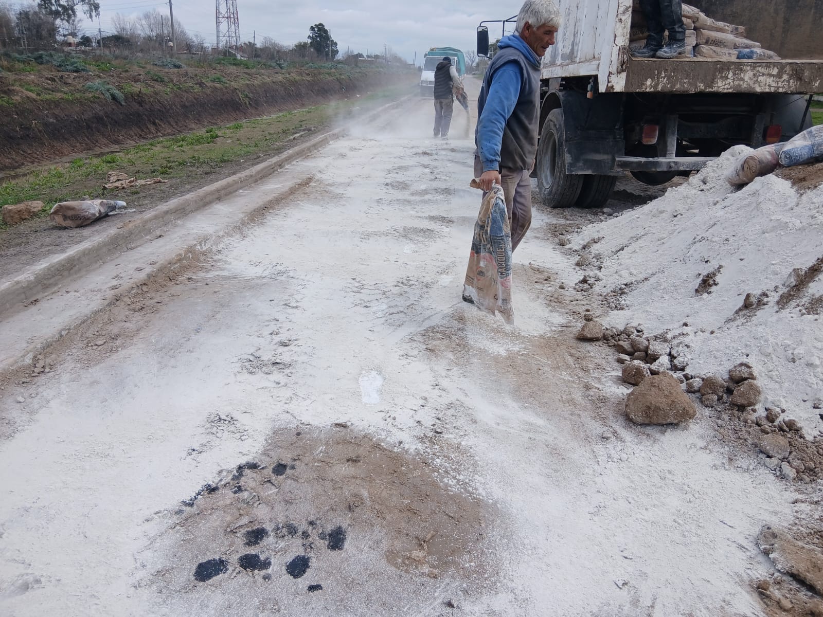 AVANZAN LAS OBRAS DE MEJORAMIENTO VIAL EN EL BARRIO GUERNICA OESTE