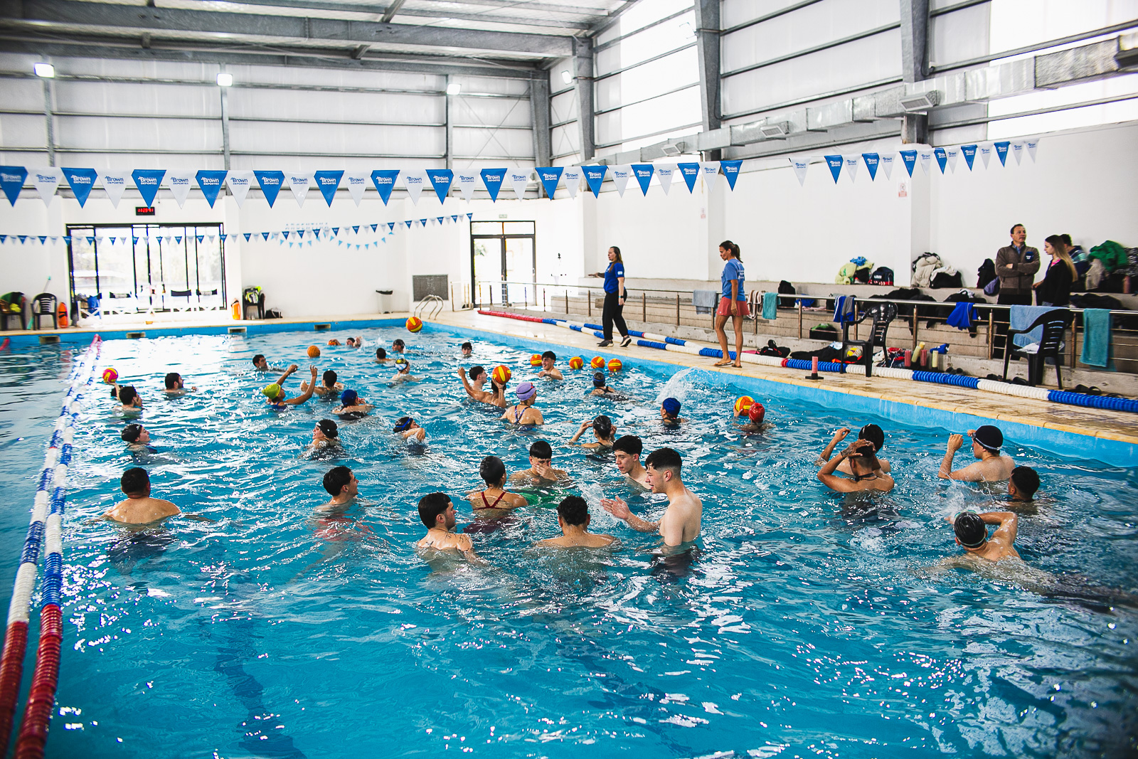 MÁS DE 750 VECINOS APRENDEN A NADAR Y PRACTICAN DEPORTES EN EL NUEVO NATATORIO Y POLIDEPORTIVO DE CALZADA