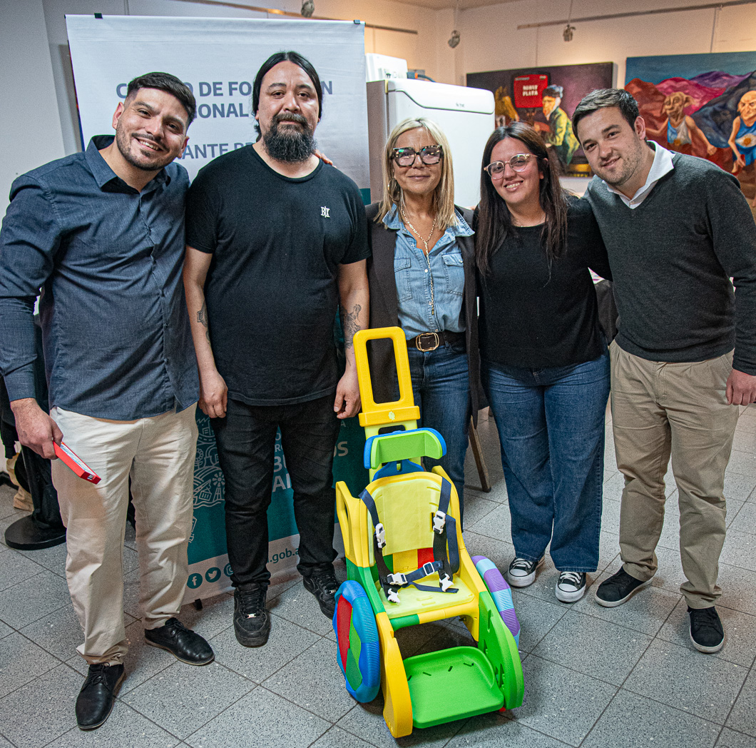 EL MUNICIPIO RECONOCIÓ A UN DOCENTE Y ALUMNOS DE CLAYPOLE QUE FABRICARON UNA SILLA DE RUEDAS CON IMPRESIÓN 3D