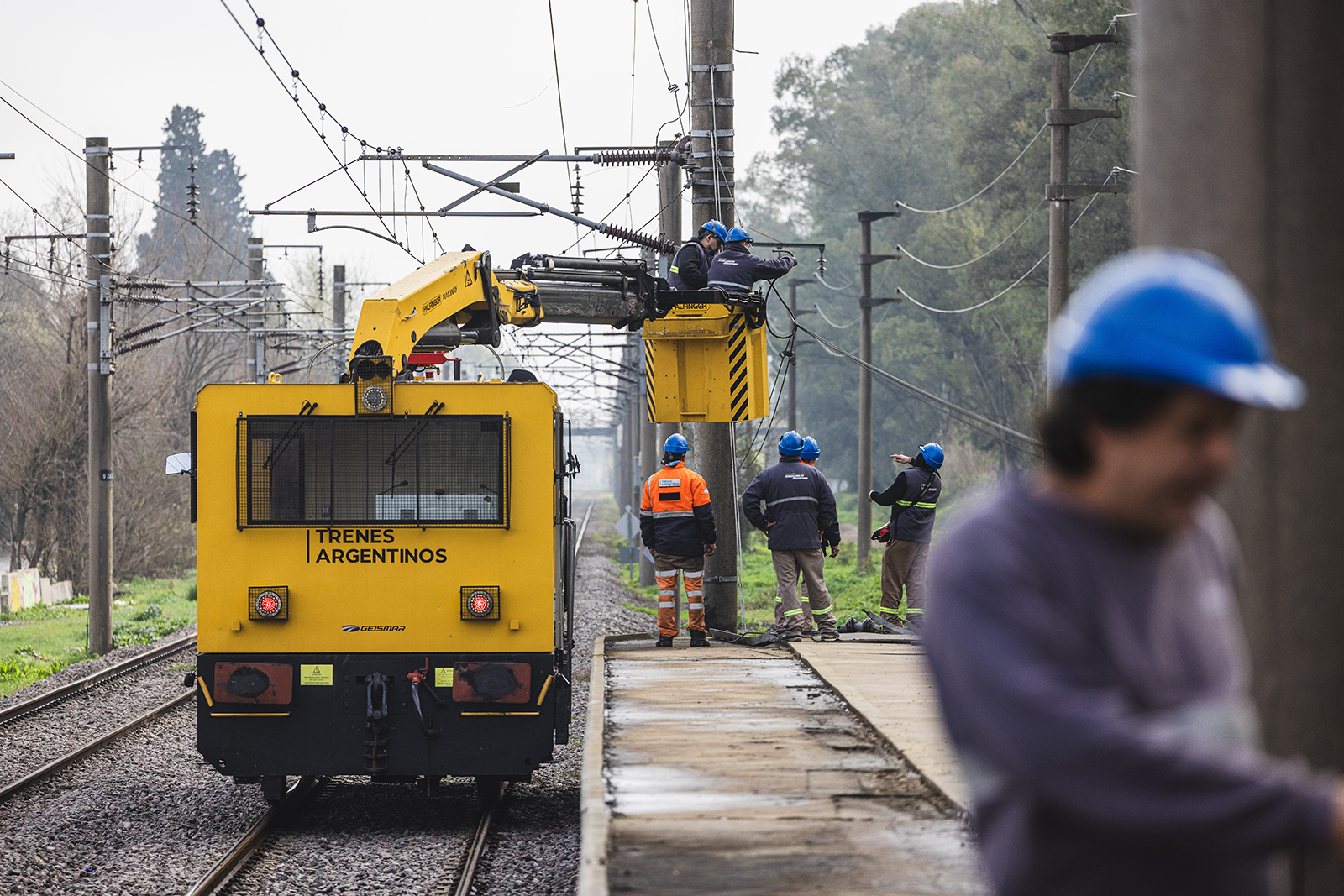 INSTALAN LAS COLUMNAS PARA ELECTRIFICAR LA NUEVA ESTACIÓN DE TRENES DE LA UNIVERSIDAD GUILLERMO BROWN