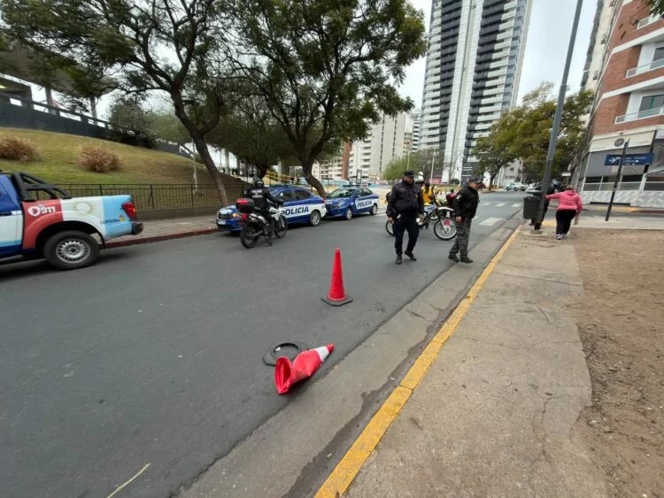 CORACC.jpg CORDOBA: Un automovilista chocó a un inspector municipal y a una policía durante un control