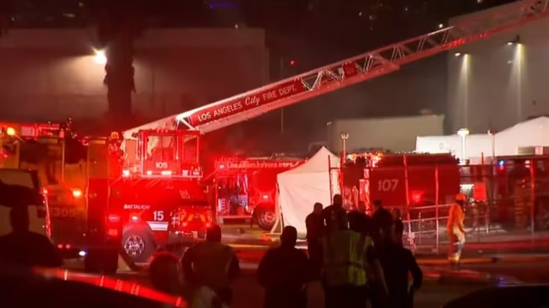 Un helicóptero de un canal de noticias se estrelló mientras cubría un choque en Los Ángeles: al menos tres muertos