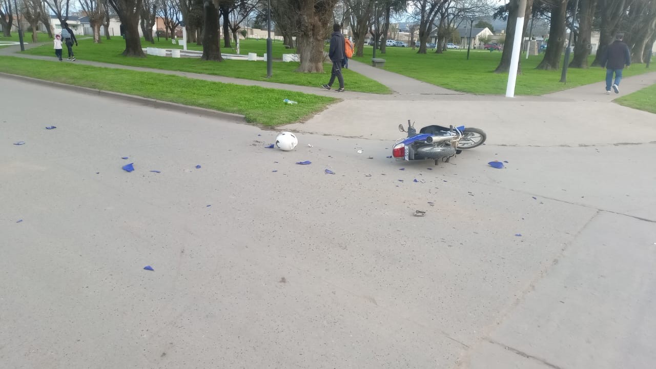 Accidente entre una moto y una utilitaria: un motociclista fue trasladado al Hospital Municipal