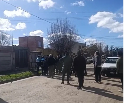 Tensión en calle 10: vecinos, cansados de los robos, fueron a buscar a un presunto delincuente
