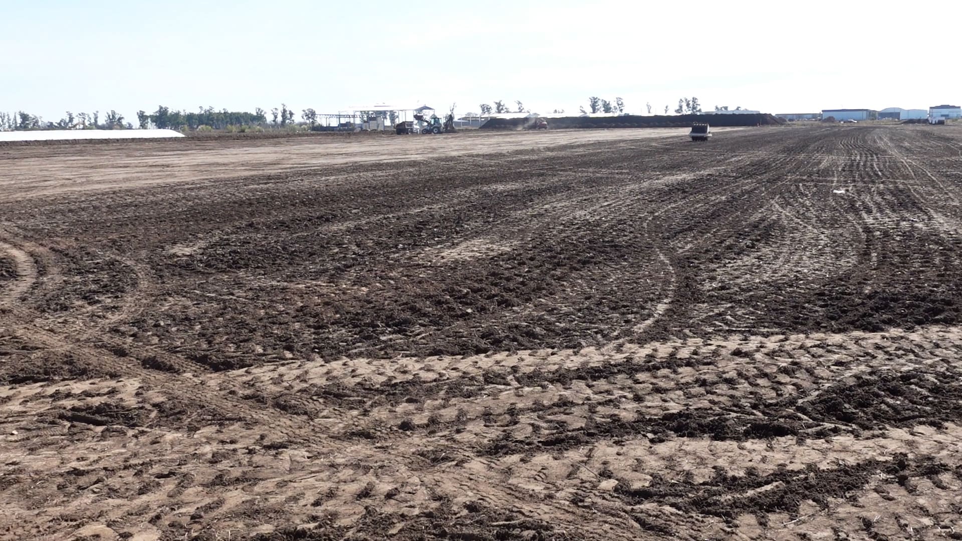 Logística y producción: nivelan terrenos para el traslado de la playa de camiones al parque industrial de Leones.
