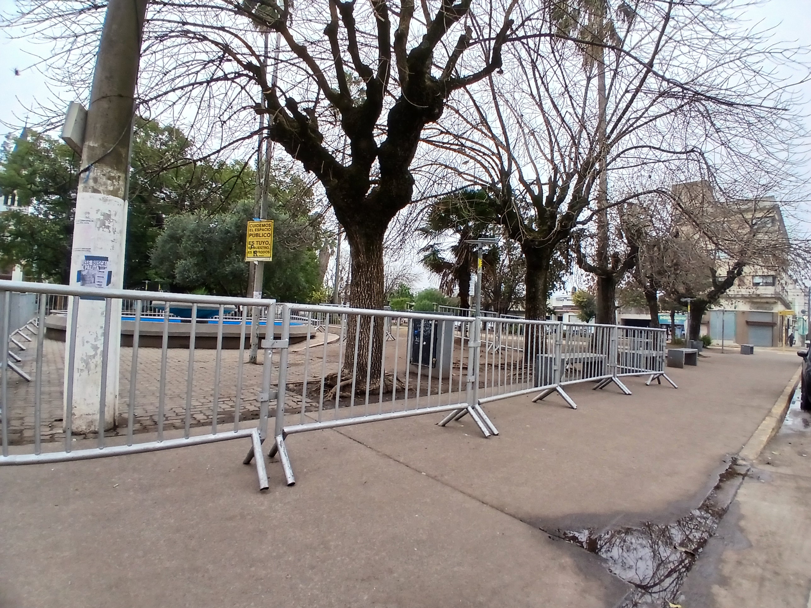 Alerta: Blindaron con vallados espacios públicos para evitar accidentes durante los festejos