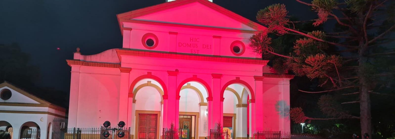 ¿Sabias porque se iluminó de Rojo la parroquia Nuestra Señora del Carmen ?