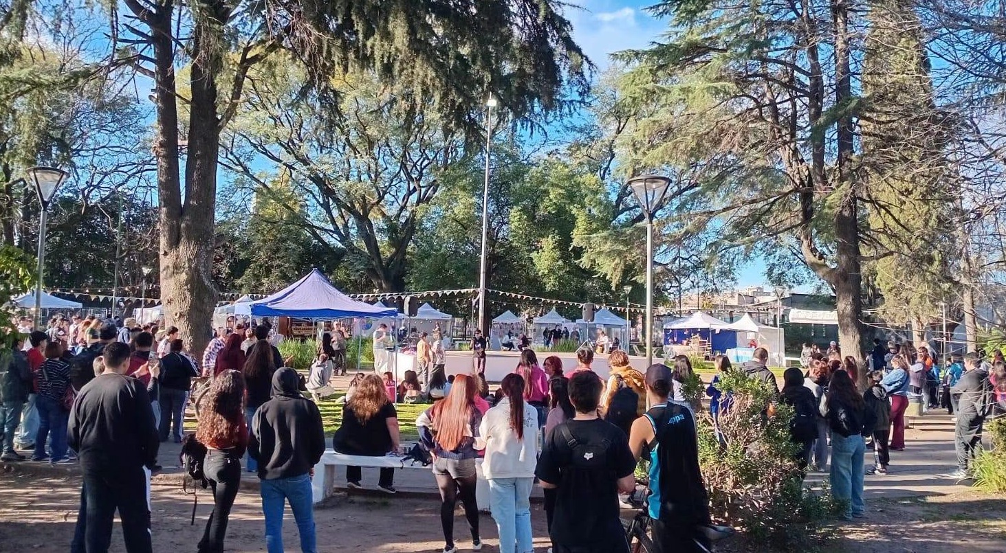 General Rodríguez: jóvenes disfrutaron de “Aura en la Plaza” en Plaza Sarmiento