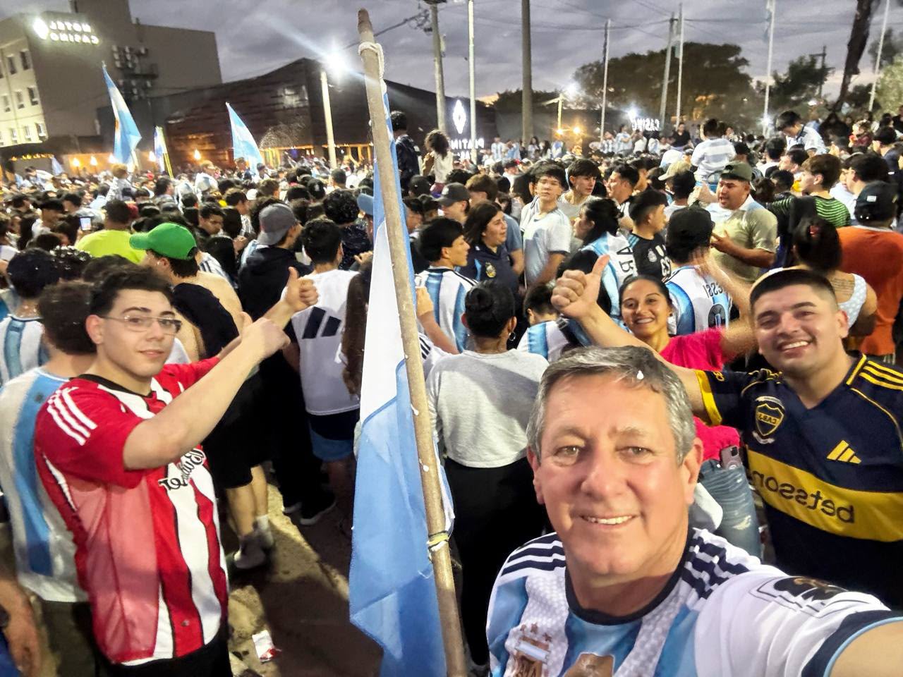 MUNICIPIO DE CHARATA: ASI FESTEJAMOS LOS CHARATENSES LA VICTORIA Y EL PASE A LA FINAL DE LA SELECCIÓN ARGENTINA.