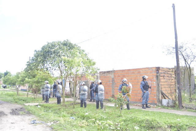 Ocho detenidos y un menor retenido tras dos allanamientos simultáneos en el Salvador Gurrieri