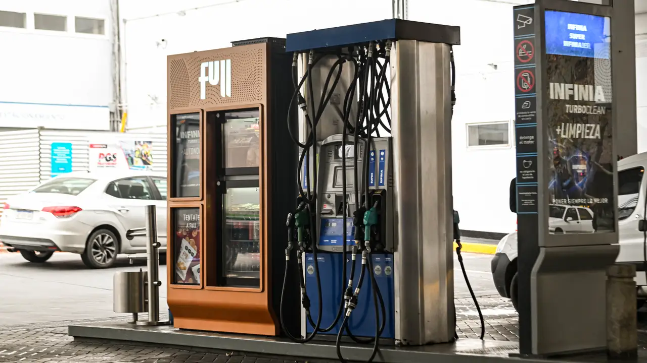 Nafta y gasoil: el Gobierno volvió a frenar el impuesto a los combustibles
