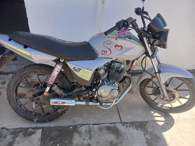 La Policía recuperó una motocicleta sustraída, y detuvo a tres hombres