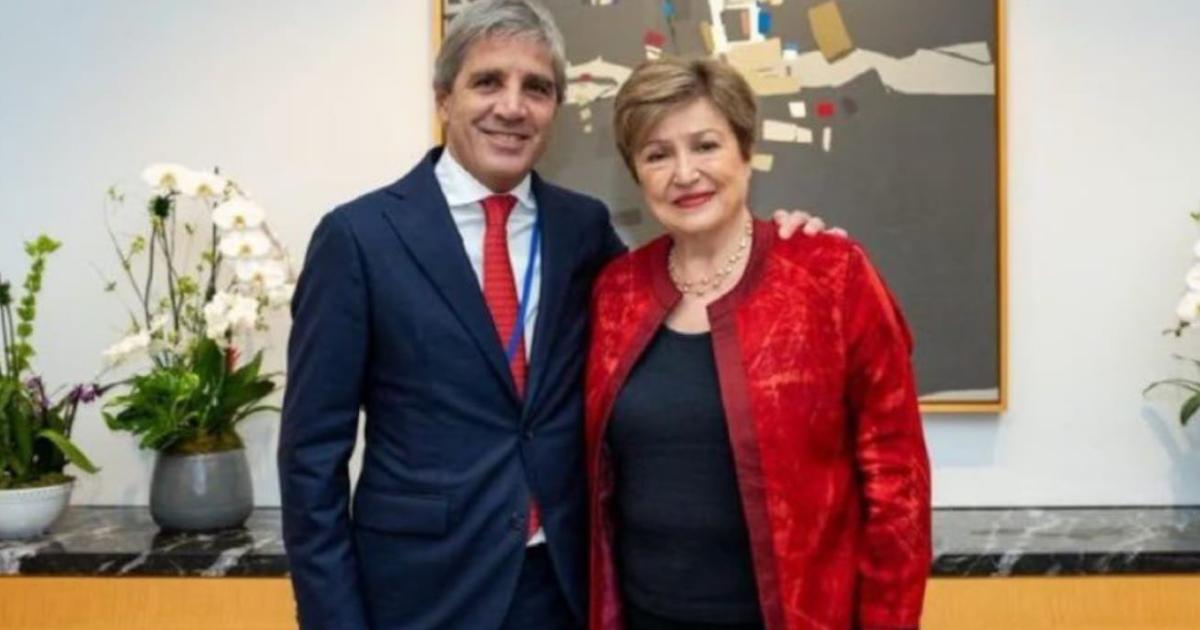 El superávit fiscal de septiembre obliga al Gobierno a forzar la motosierra para cumplir la meta del FMI