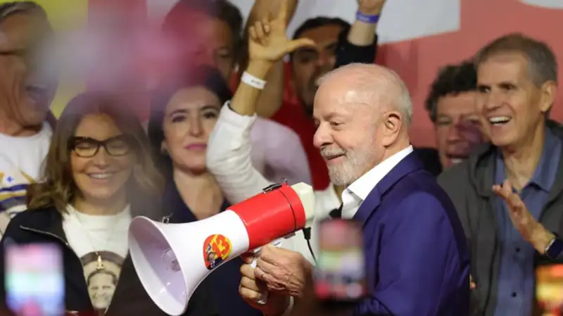Lula calificó de “conquista histórica” la reducción de la jornada laboral en Brasil