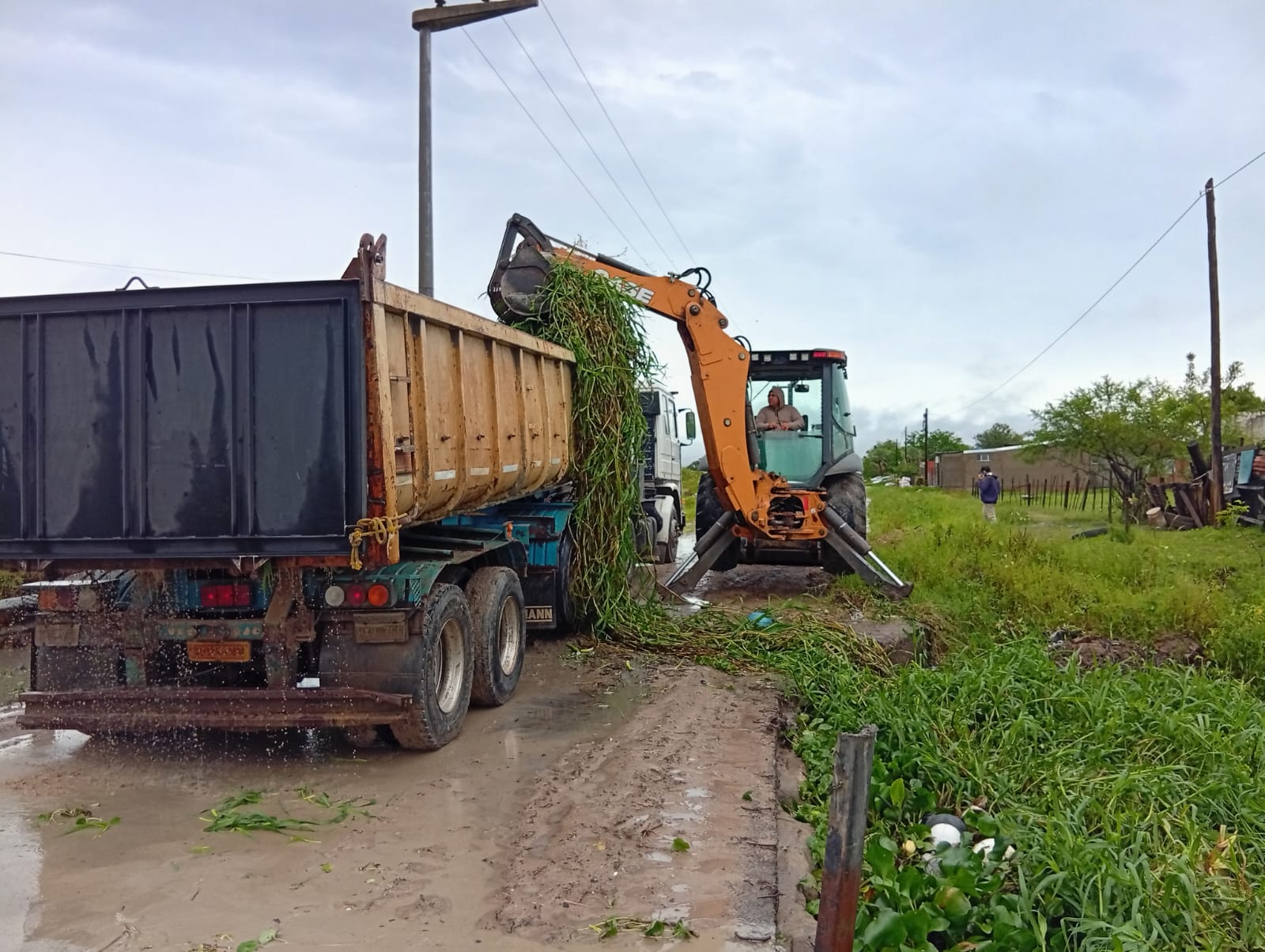 Cuadrillas de la Municipalidad trabajaron en los barrios durante la lluvia para mitigar efectos