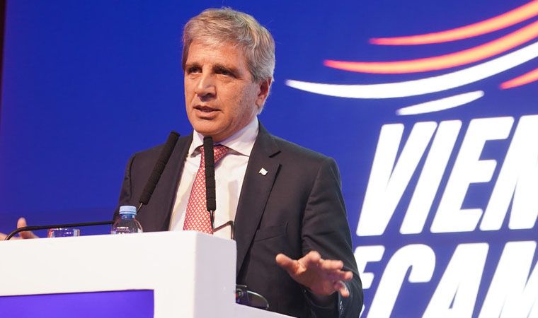 Luis Caputo afirmó que en dos años aún habrá gente que no llegue a fin de mes: “No puedo hacer magia”