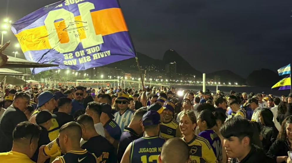 Masivo banderazo de los hinchas de Boca en Copacabana antes del partido clave contra Vasco da Gama