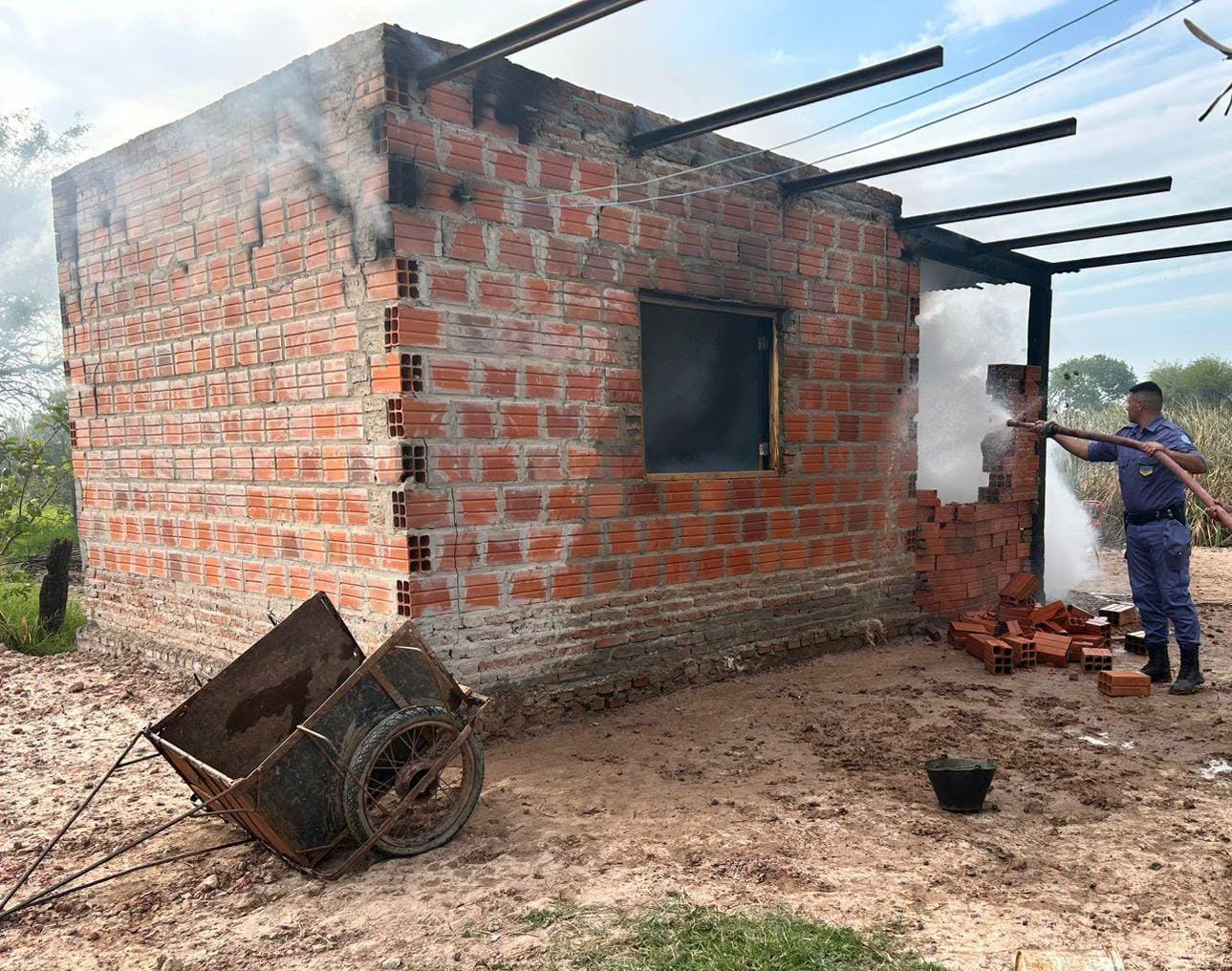 Fontana: Detuvieron a un hombre tras lesionar, amenazar a su pareja e incendiar una vivienda