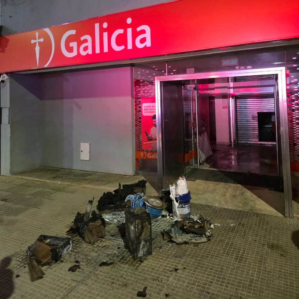 Bomberos extinguieron un foco ígneo en una entidad bancaria céntrica y no hubo lesionados
