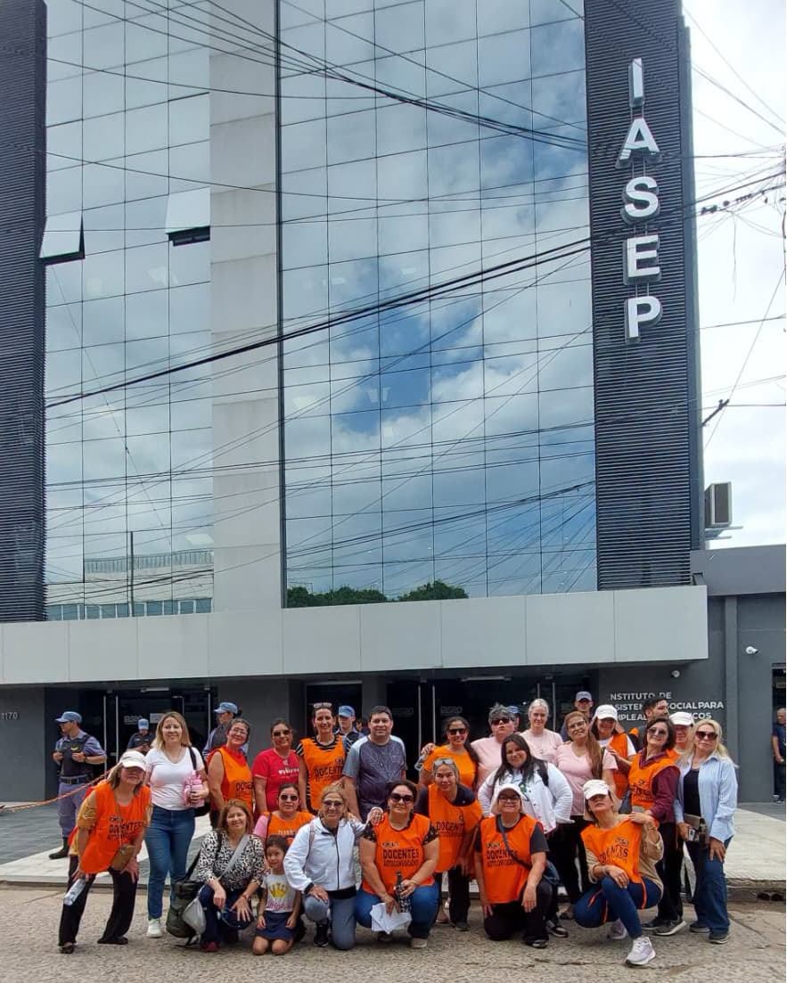 Docentes Autoconvocados marcharon hasta la sede principal del IASEP