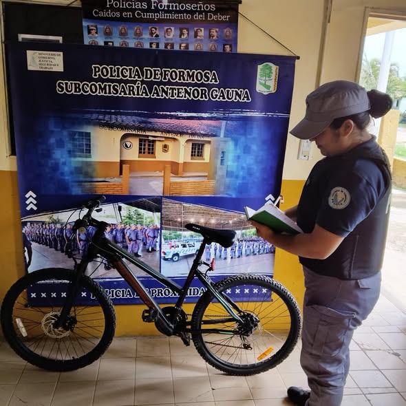 La Policía retuvo a un menor y recuperaron una bicicleta y otros bienes
