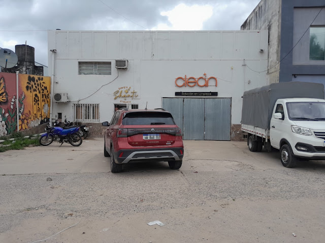 Cargó varios productos de un comercio en su mochila sin pagar y lo descubrieron
