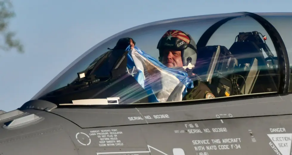 ChEX3XpsBx_0x1000__detail.webp Llegaron otros seis cazas F-16 a Córdoba: Argentina ya recibió la mitad de los aviones comprados a Dinamarca