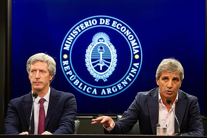 Denunciaron penalmente a Caputo y Bausili por la timba con el oro que reveló la AGN