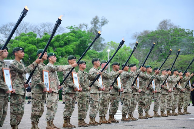 El gobernador Insfrán encabezó el acto en homenaje a los héroes que defendieron al RIMte 299.jpg